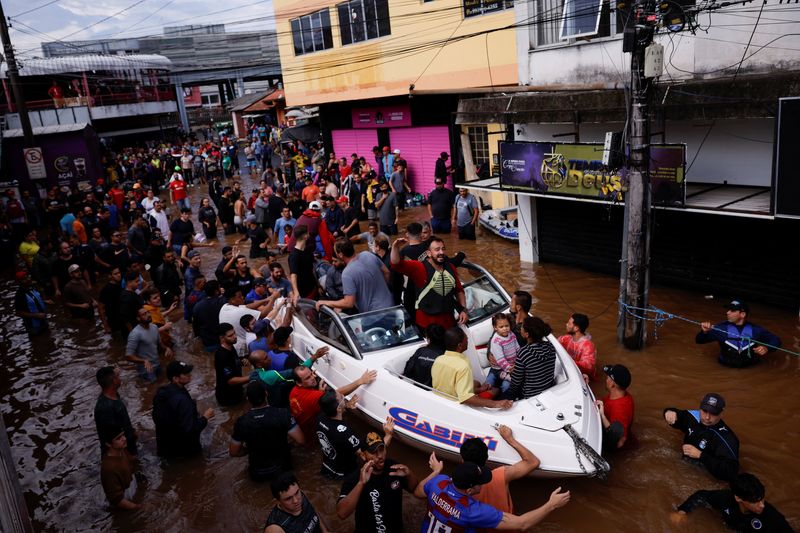 © Reuters. Pessoas são resgatadas de enchentes em Canoas, no Rio Grande do Sul
05/05/2024 REUTERS/Amanda Perobelli