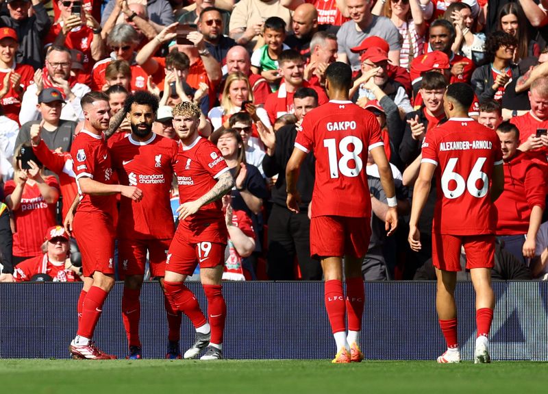 &copy; Reuters. لاعبون من ليفربول يحتفلون بتسجيل الهدف الأول في شباك توتنهام في الدوري الإنجليزي الممتاز لكرة القدم يوم الخامس من مايو أيار 2024. تصوير: كارل 