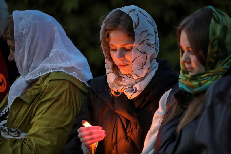 &copy; Reuters. Mulher segura vela durante culto da Páscoa Ortodoxa na Igreja de Todos os Santos em Chernihiv, na Ucrânia
05/05/2024 REUTERS/Maksym Muzychenko-Kishka