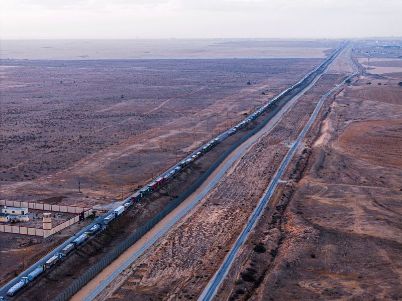 &copy; Reuters. A drone picture of a line of trucks waiting on an Egyptian road along the border with Israel, near the Rafah border crossing with the Gaza Strip May 2, 2024. REUTERS/Oren Alon/File Photo