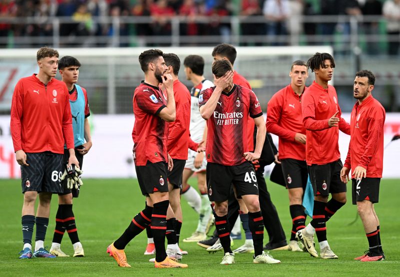 &copy; Reuters. لاعبون من فريق ميلان يتحسرون بعد تعادلهم أمام جنوة في دوري الدرجة الأولى الإيطالي لكرة القدم يوم الخامس من مايو أيار 2024. تصوير: دانيلي ماسكو