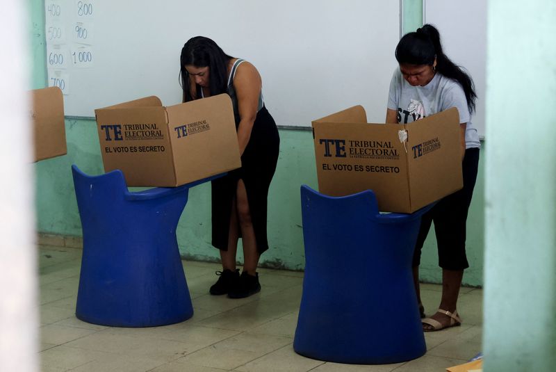 &copy; Reuters. Eleitoras votam durante eleição geral no Panamá
05/05/2024 REUTERS/Aris Martinez