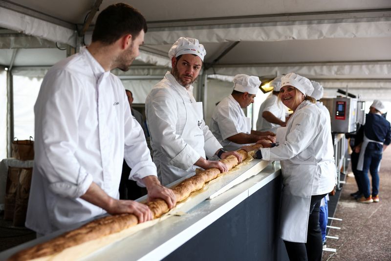 © Reuters. خبازون فرنسيون يقفون أمام رغيف خبز باجيت في محاولة للتغلب على الرقم القياسي العالمي لأطول خبز باجيت خلال معرض سوريسن للرغيف الفرنسي في سورينس بالقرب من باريس يوم الخامس من مايو أيار 2024. تصوير: ستيفاني لوكوك - رويترز