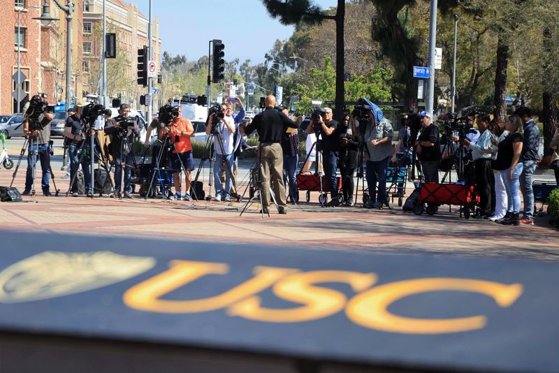 &copy; Reuters. Imagen de archivo de los medios que cubren las protestas propalestinas en la Universidad de Southern California, en Los Ángeles, California, EEUU. 29 abril 2024. REUTERS/David Swanson