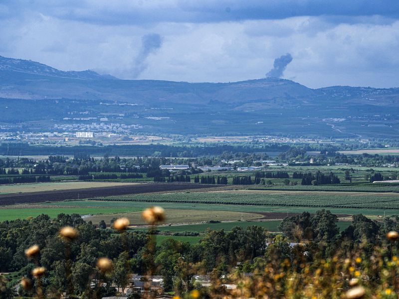 © Reuters. Smoke rises above Lebanon, following an Israeli strike, amid ongoing cross-border hostilities between Hezbollah and Israeli forces, as seen from Israel's border with Lebanon in northern Israel, May 5, 2024. REUTERS/Ayal Margolin