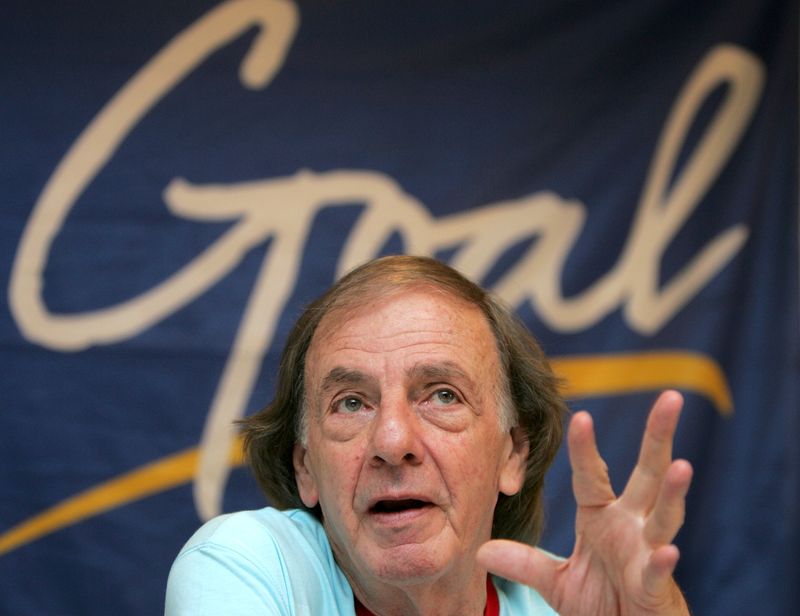 &copy; Reuters. Técnico campeão do mundo com a Argentina em 1978, Cesar Menotti, durante entrevista coletiva em Havana
05/10/2005 REUTERS/Claudia Daut