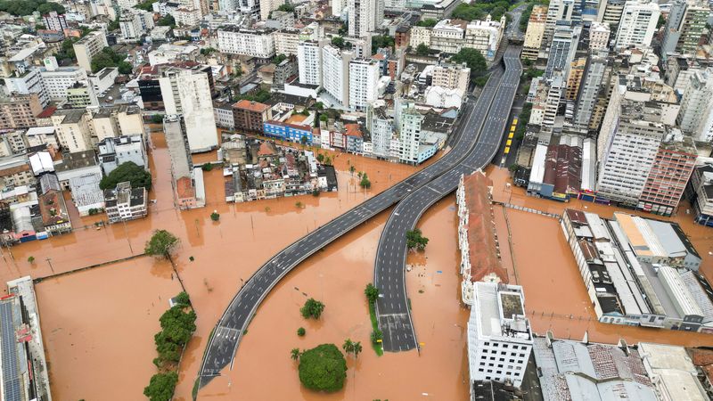 © Reuters. منظر عام التقط بواسطة طائرة مسيرة للفيضانات التي غمرت وسط المدينة عقب إجلاء سكانها بولاية ريو جراندي دو سول في البرازيل يوم الخامس من مايو أيار 2024. تصوير: رينان ماتوس - رويترز.