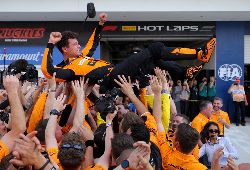 &copy; Reuters. زملاء البريطاني لاندو نوريس سائق مكلارين يقذفونه في الهواء احتفالا بفوزه بجائزة ميامي الكبرى ضمن  بطولة العالم لسباقات فورمولا 1 للسيارات ف