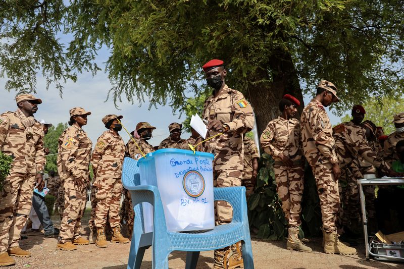 &copy; Reuters. Chadian soldiers cast early votes in the presidential election scheduled for May 6 in N’djamena, Chad, May 5, 2024. REUTERS/Desire Danga Essigue