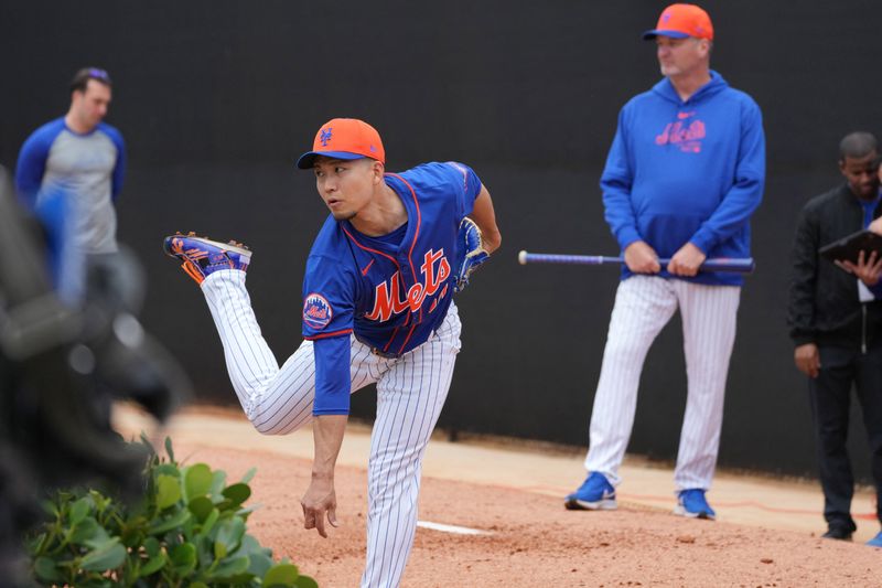 &copy; Reuters. 　ＭＬＢメッツで、右肩を負傷して６０日間のＩＬ入りしている千賀滉大投手（中央左）が、４日に実戦形式で投球した。ＭＬＢ公式ウェブサイトが５日に伝えている。米フロリダ州ポート