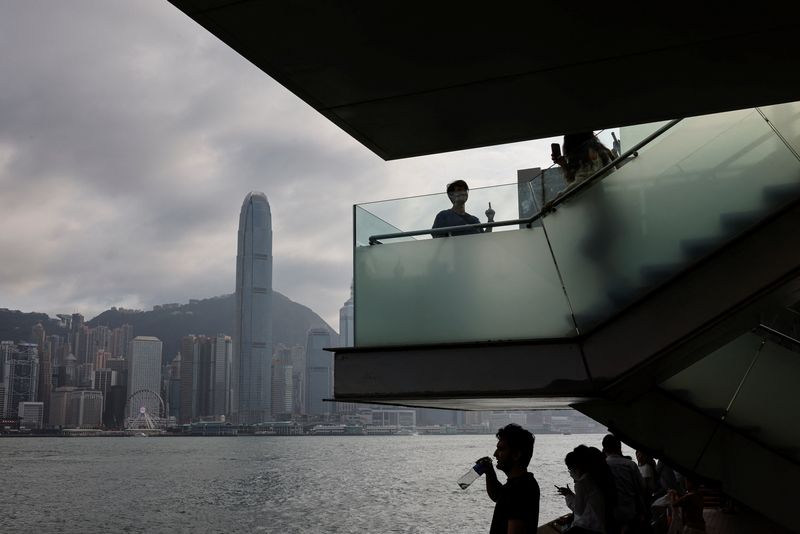 &copy; Reuters. Mainland Chinese tourists look out at the skyline of buildings at Tsim Sha Tsui, in Hong Kong, China May 2, 2023. REUTERS/Tyrone Siu/File Photo