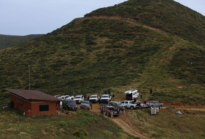 &copy; Reuters. Members of the national guard, police and investigators stand near a site where three bodies were found in the state of Baja California where one American and two Australian tourists were reported missing, in La Bocana, Mexico May 3, 2024. REUTERS/Jorge D