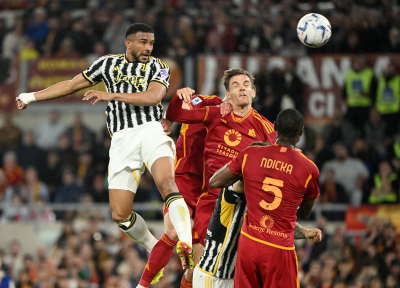 &copy; Reuters. 　サッカーのイタリア・セリエＡは５日、各地で試合を行い、ユベントス（左）は敵地でローマ（右）と１─１で引き分けた（２０２４年　ロイター）