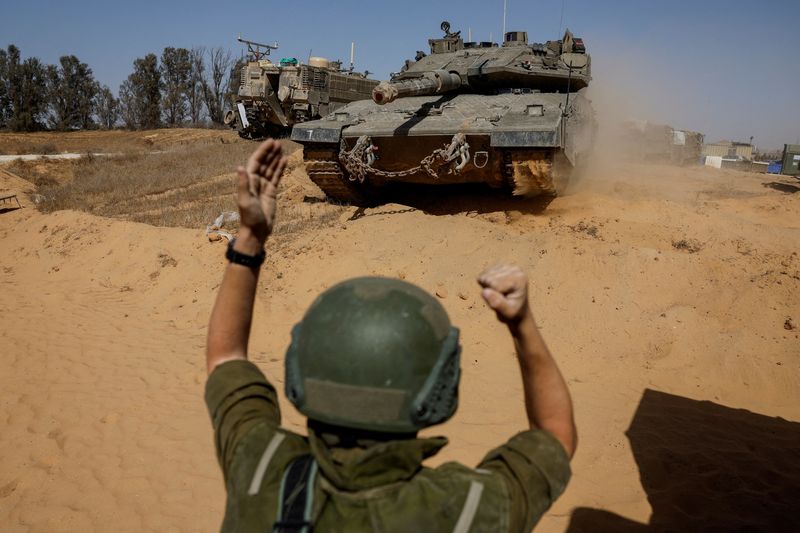 &copy; Reuters. جندي إسرائيلي يوجه دبابة قرب الحدود الإسرائيلية مع قطاع غزة يوم الخامس من مايو أيار 2024. تصوير: أمير كوهين - رويترز