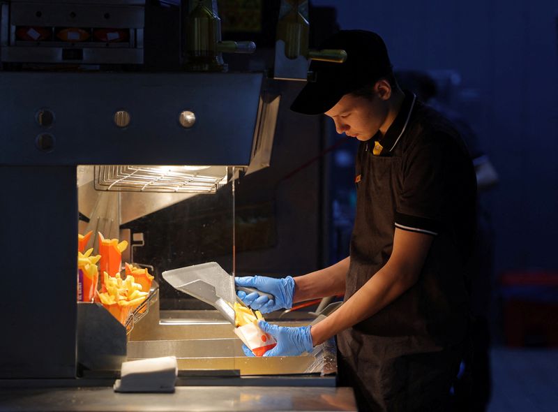 © Reuters. An employee cooks fries at a restaurant of the Vkusno & tochka fast food chain, the Russian successor brand to McDonald's, in Moscow, Russia March 1, 2023. REUTERS/Evgenia Novozhenina/File Photo