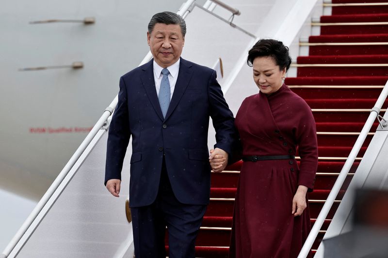 &copy; Reuters. China's President Xi Jinping holds the hand of his wife Peng Liyuan as they disembark from their aeroplane upon their arrival for an official two-day state visit, at Orly airport, south of Paris, France on May 5, 2024. STEPHANE DE SAKUTIN/Pool via REUTERS