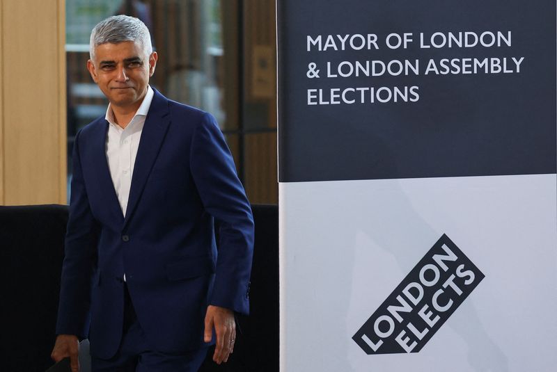 &copy; Reuters. 英国のロンドン市長選で国政野党・労働党の現職サディク・カーン氏（写真）が３選を果たした。労働党はイングランド中部の首長選でも勝利。今年中に行われる見通しの総選挙を前に、ス