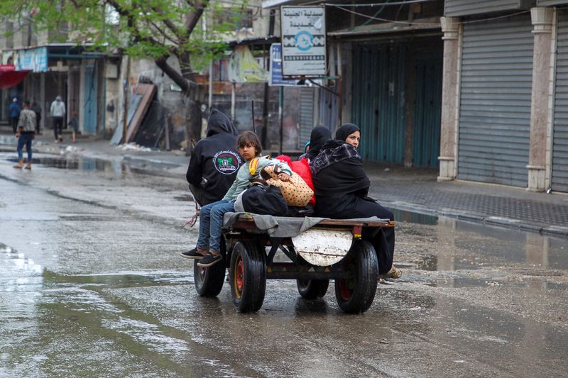 &copy; Reuters. イスラエル軍は６日、限定的な作戦の一環として、パレスチナ自治区ガザ南部ラファの住民に避難を促し始めたと発表した。避難する住民、ラファで６日撮影。（２０２４年　ロイター/Hatem