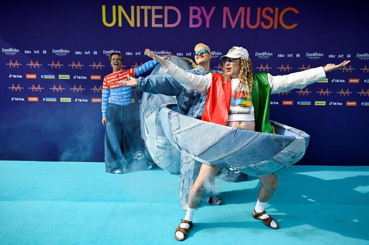 © Reuters. Windows95man representing Finland poses on the turquoise carpet before the opening ceremony for the 68th edition of the Eurovision Song Contest (ESC) at Malmo Live, in Malmo, Sweden, May 5, 2024.  TT News Agency/Jessica Gow via REUTERS      