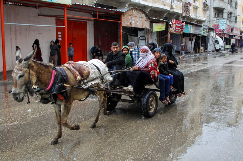 © Reuters. فلسطينيون يغادرون المناطق الشرقية لمدينة رفح الفلسطينية بعد تلقي أوامر من الجيش الإسرائيلي بالإخلاء يوم الخامس من مايو أيار 2024. تصوير: حاتم خالد - رويترز
