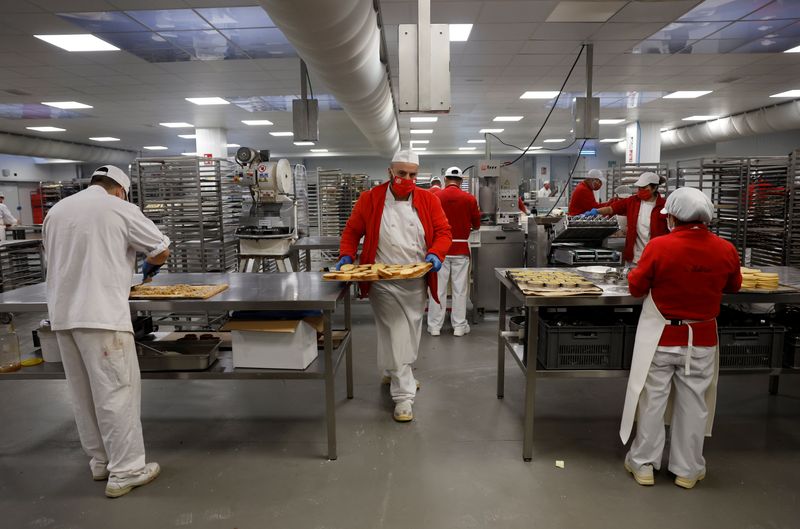 &copy; Reuters. FOTO DE ARCHIVO. Empleados de pastelerías Mallorca trabajan en una fábrica de dulces en Madrid, España. 17 de marzo de 2022. REUTERS/Juan Medina