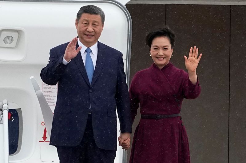 &copy; Reuters. El presidente de China, Xi Jinping, y su esposa, Peng Liyuan, saludan a su llegada el domingo 5 de mayo de 2024 al aeropuerto de Orly, al sur de París. Michel Euler/Pool vía REUTERS