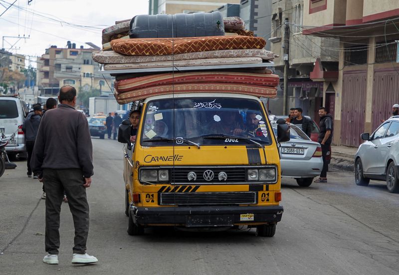 &copy; Reuters. سيارة تحمل أمتعة لفلسطينيين خلال مغادرتهم المناطق الشرقية لمدينة رفح الفلسطينية بعد تلقي أوامر من الجيش الإسرائيلي بالإخلاء يوم الخامس من 