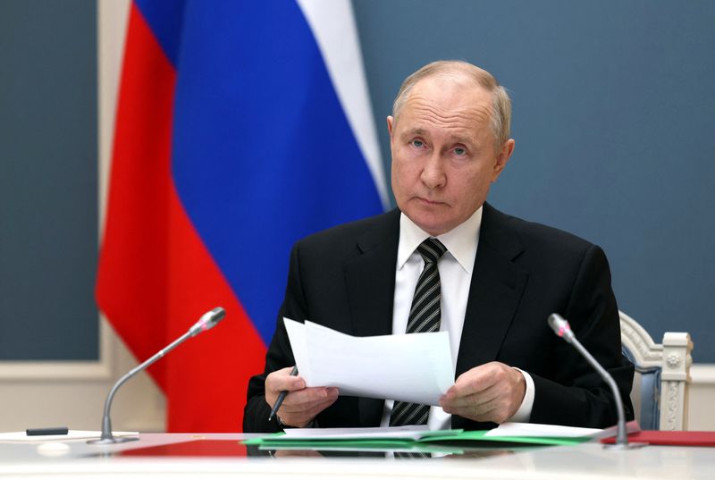 &copy; Reuters. الرئيس الروسي فلاديمير بوتين يشاهد مناورة عسكرية عبر الفيديو في موسكو يوم 25 أكتوبر تشرين الأول 2024. صورة لرويترز من ممثل لوكالات الأنباء. 
