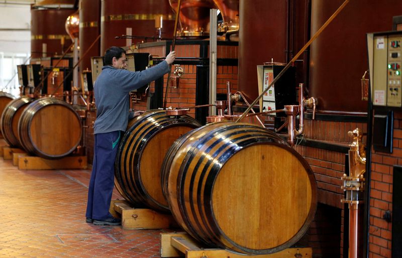 &copy; Reuters. Un tecnico lavora durante un processo di doppia distillazione nella distilleria della casa di cognac Courvoisier a Cognac, nel sud-ovest della Francia, 11 febbraio 2015. REUTERS/Regis Duvignau