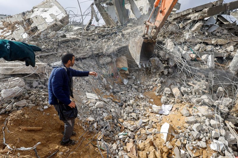 &copy; Reuters. فلسطينيون يبحثون عن ضحايا تحت أنقاض منزل دمرته غارة إسرائيلية في رفح بجنوب قطاع غزة في السادس من مايو أيار 2024. تصوير: محمد سالم - رويترز
