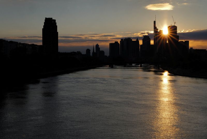 &copy; Reuters. Lo skyline del distretto bancario al tramonto a Francoforte, Germania, 21 aprile 2024.  REUTERS/Kai Pfaffenbach