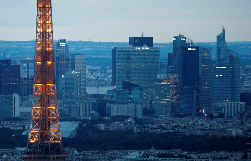 &copy; Reuters. Lo skyline del quartiere commerciale La Defense è visibile dietro la torre Eiffel a Parigi, Francia, 14 luglio 2020. REUTERS/Charles Platiau