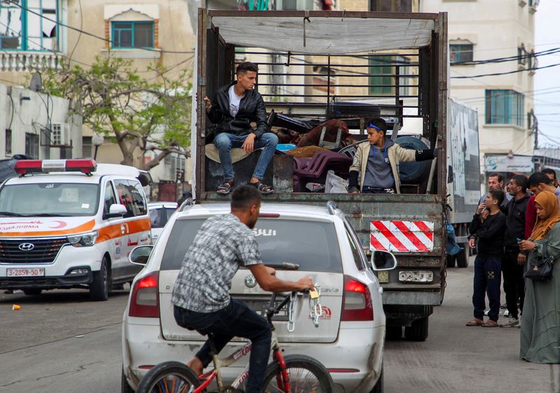 &copy; Reuters. فلسطينيون يغادرون المناطق الشرقية لمدينة رفح الفلسطينية بعد تلقي أوامر من الجيش الإسرائيلي بالإخلاء والتهديد بهجوم على المدينة الواقعة بج