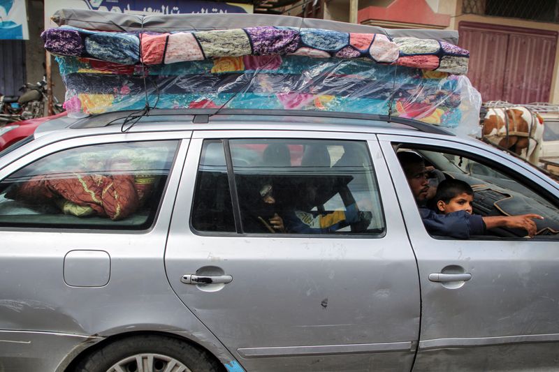 &copy; Reuters. Palestinos deixam partes da cidade de Rafah
 6/5/2024    REUTERS/Hatem Khaled