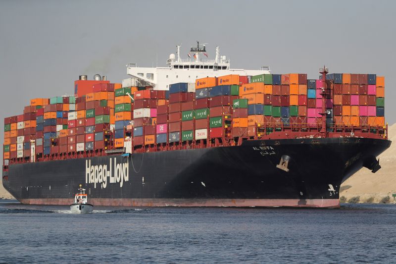 &copy; Reuters. سفينة حاويات تابعة لشركة شحن الحاويات الألمانية هاباج لويد تبحر بقناة السويس في صورة من أرشيف رويترز. 