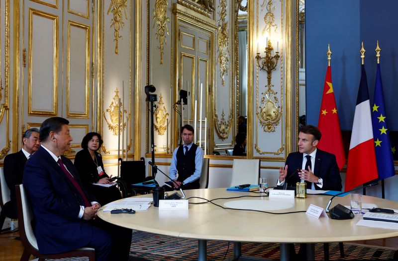 &copy; Reuters. Il presidente francese Emmanuel Macron partecipa a un incontro trilaterale con il presidente cinese Xi Jinping e la presidente della Commissione europea Ursula von der Leyen (non si vede) all'Eliseo di Parigi nell'ambito della visita di Stato di due giorn