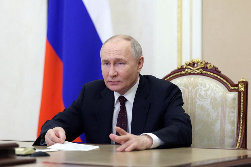&copy; Reuters. Il presidente russo Vladimir Putin presiede una riunione su questioni economiche in collegamento video al Cremlino a Mosca, Russia, 3 maggio 2024. Sputnik/Aleksey Babushkin/Kremlin via REUTERS