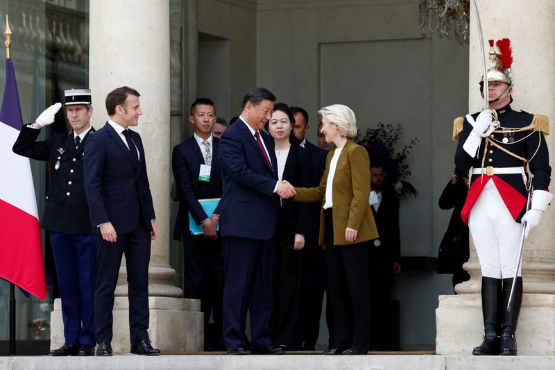 &copy; Reuters. El presidente francés, Emmanuel Macron, y la presidenta de la Comisión Europea, Ursula von der Leyen, acompañan al presidente de China, Xi Jinping, a su salida tras una reunión trilateral en el Palacio del Elíseo de París como parte de la visita de 