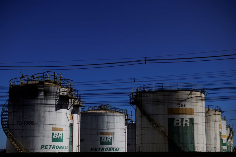 &copy; Reuters. FOTO DE ARCHIVO: Vista general de los tanques de la petrolera estatal brasileña Petrobras tras el anuncio de la actualización de los precios del combustible en la petrolera en Brasilia, Brasil. 17 de junio de 2022. REUTERS/Ueslei Marcelino/Archivo