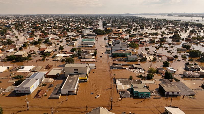 &copy; Reuters. Vista aérea de pessoas em botes buscando por pessoas isoladas em meio à inundação na cidade de Canoas, no Rio Grande do Sul
05/05/2024 REUTERS/Amanda Perobelli