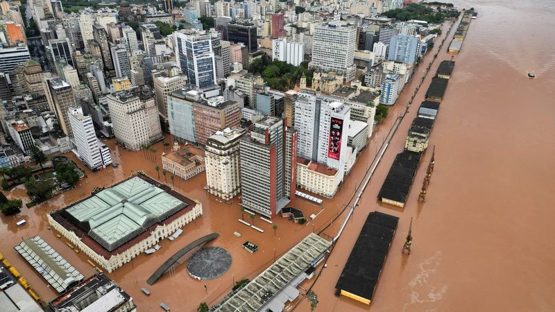 &copy; Reuters. A drone view shows a flooded city center after people were evacuated in Porto Alegre, in Rio Grande do Sul state, Brazil, May 5, 2024. REUTERS/Renan Mattos     