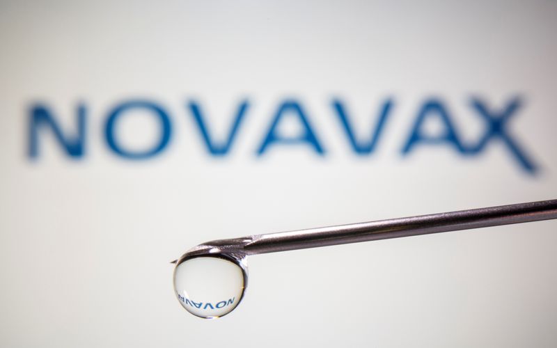&copy; Reuters. A Novavax logo is reflected in a drop on a syringe needle in this illustration taken November 9, 2020. REUTERS/Dado Ruvic/Illustration