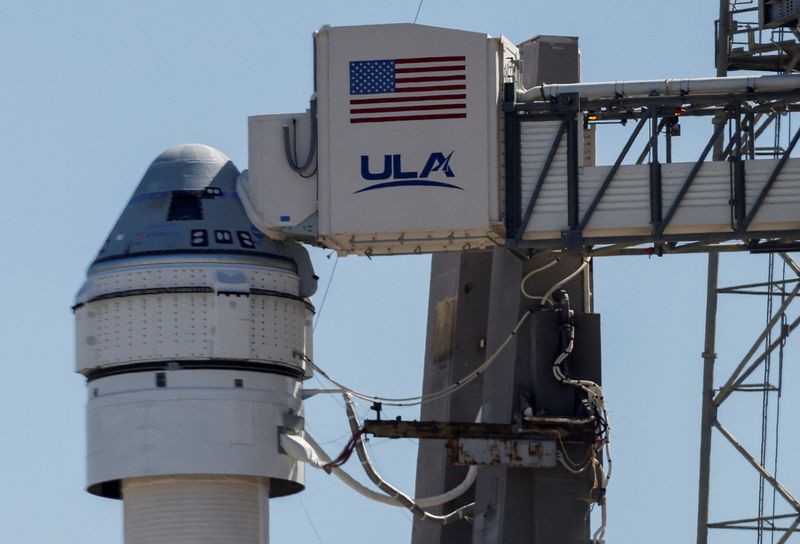 &copy; Reuters. La capsule Starliner de Boeing, transportée par une fusée Atlas V de United Launch Alliance, attend son premier vol d'essai habité vers la Station spatiale internationale, à Cap Canaveral, Floride. /Photo prise le 5 mai 2024/REUTERS/Joe Skipper 