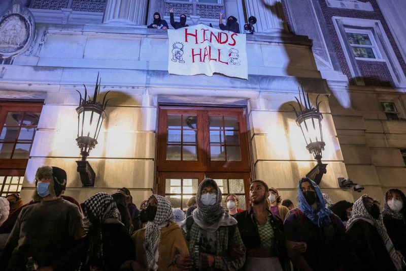 &copy; Reuters. FILE PHOTO: Protesters link arms outside Hamilton Hall barricading students inside the building at Columbia University, despite an order to disband the protest encampment supporting Palestinians or face suspension, during the ongoing conflict between Isra