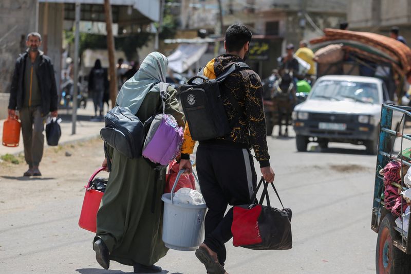 &copy; Reuters. Palestinos deixam parte de Rafah 
 6/5/2024   REUTERS/Hatem Khaled
