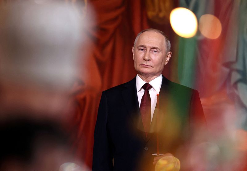 &copy; Reuters. الرئيس الروسي فلاديمير بوتين خلال حضوره لمراسم عيد القيامة الأرثوذكسي في موسكو يوم الخامس من مايو أيار 2024. صورة لرويترز من وكالة سبوتنيك ال