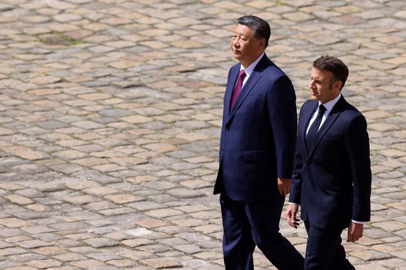 &copy; Reuters. الرئيس الصيني شي جين بينغ مع نظيره الفرنسي إيمانويل ماكرون في باريس يوم السادس من مايو أيار 2024. تصوير: جوهانا جيرون - رويترز.