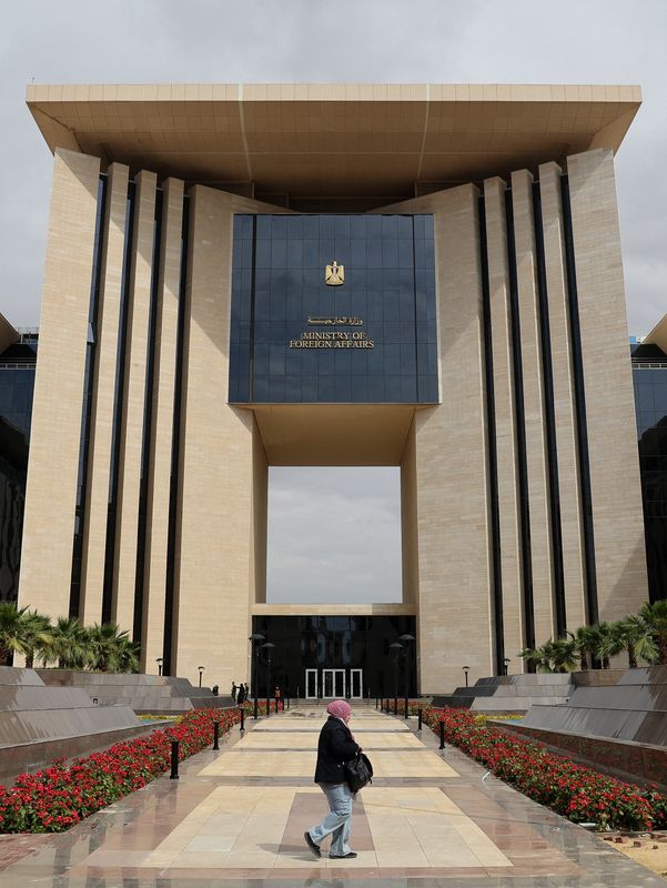 &copy; Reuters. امرأة تسير أمام مقر وزارة الخارجية المصرية الجديد في العاصمة الإدارية الجديدة شرق القاهرة يوم 24 مارس آذار 2024. تصوير: عمرو عبدالله دلش - رويتر