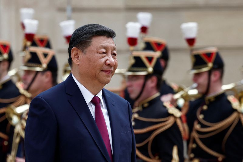 &copy; Reuters. Il presidente cinese Xi Jinping arriva per un incontro con il presidente francese Emmanuel Macron e la presidente della Commissione europea Ursula von der Leyen (non visibili in foto) all'Eliseo di Parigi nell'ambito della visita di Stato di due giorni de