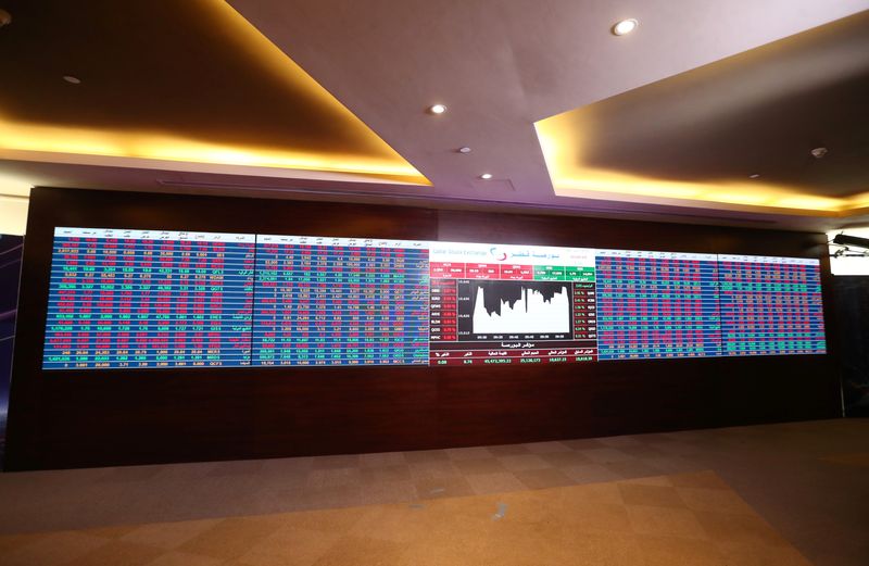 &copy; Reuters. لوحة إلكترونية تعرض بيانات الأسهم في بورصة قطر بالدوحة في صورة من أرشيف رويترز.